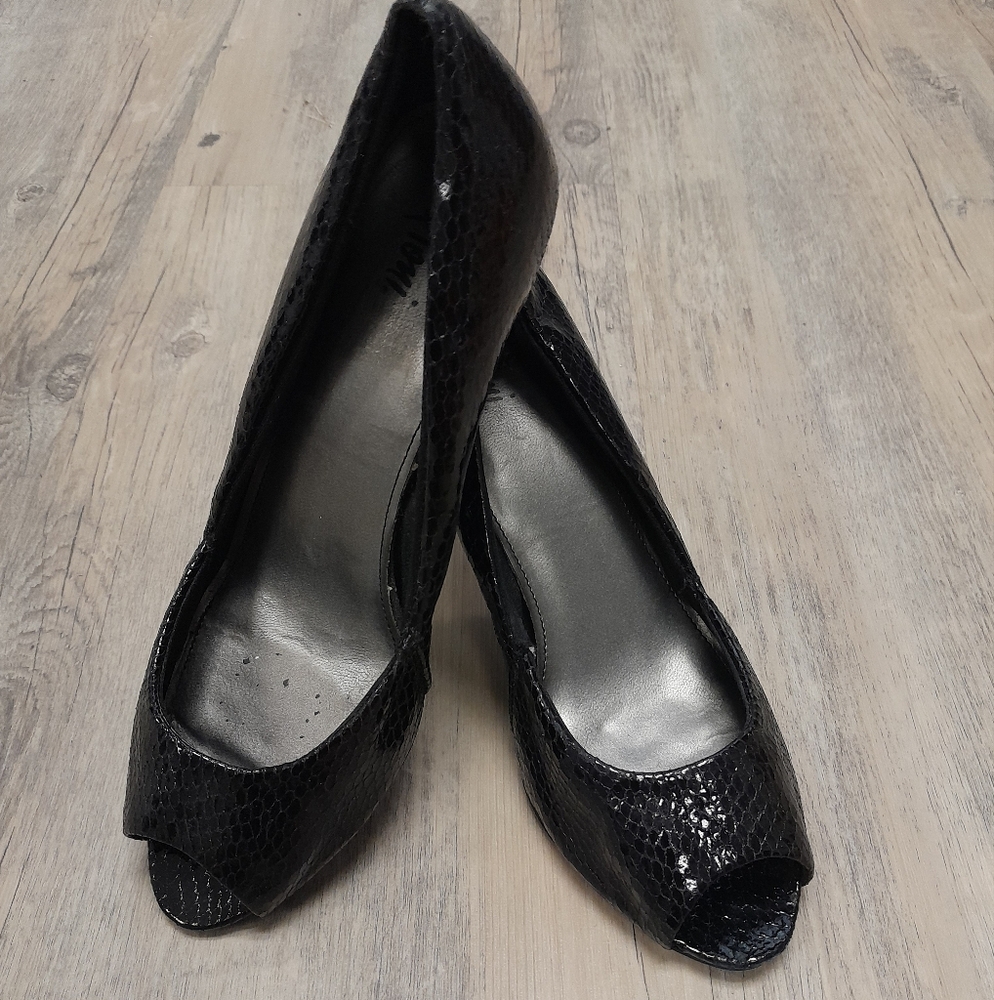 PRICE DROP! Women's Black Snakeskin Peep Toe Heel Shoes Size:5.5 Fioni Clothing
